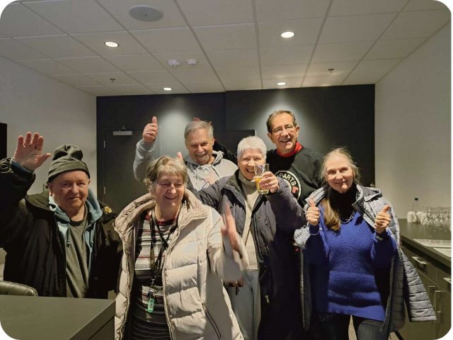 Six personnes qui sourient avec un pouce en l'air