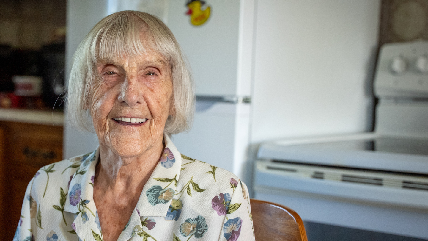 Femme souriante qui regarde la caméra