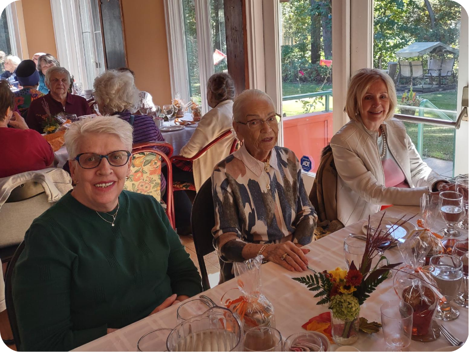 3 dames qui regardent la caméra avec un sourire