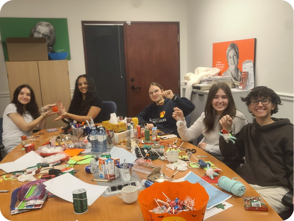 Des jeunes qui décorent des choses en faisant du bricolage.