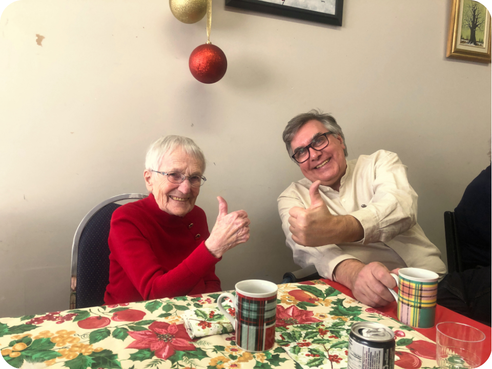 Deux personnes souriantes avec un pouce en l'air.