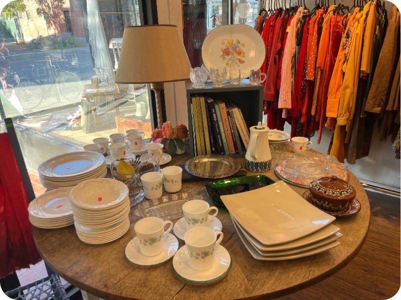 Boutique seconde main. Vaisselle sur une table