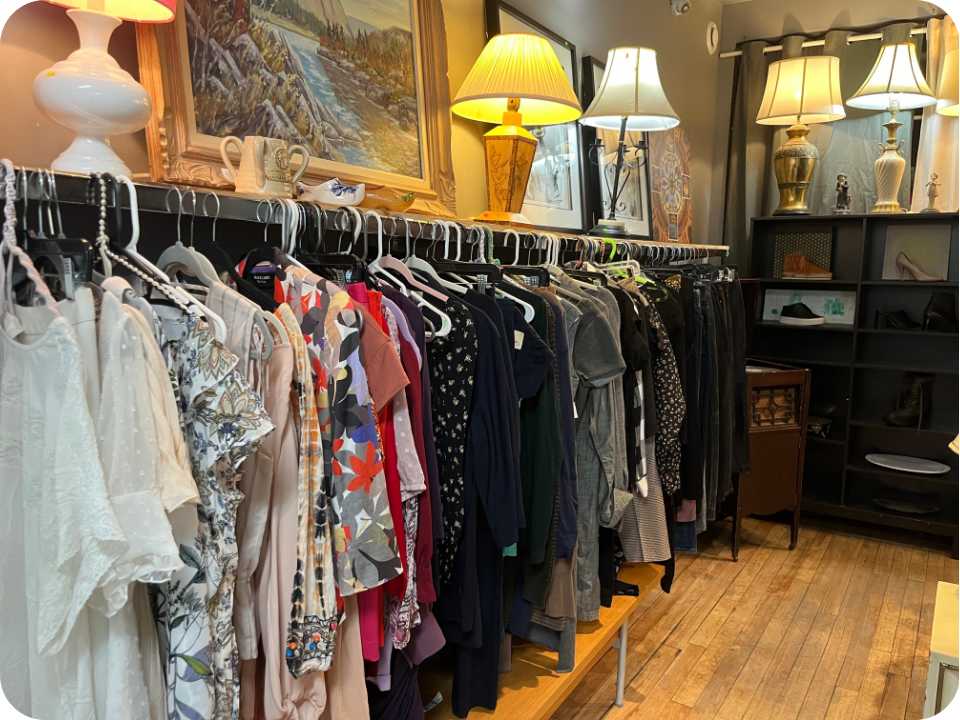 Image d'une boutique où on voit des vêtements