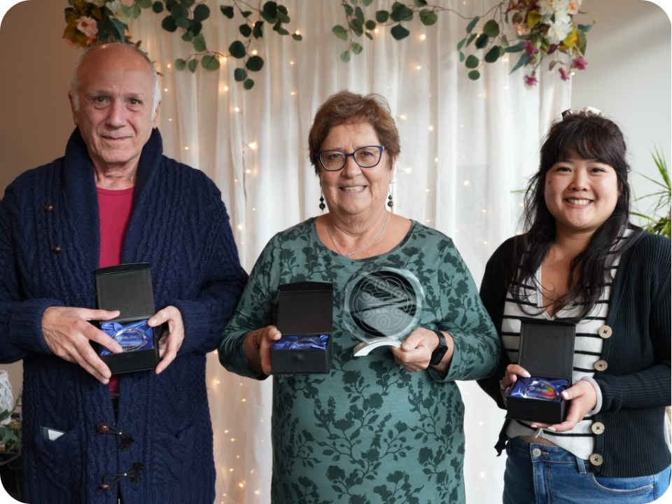Trois personnes qui regardent la caméra