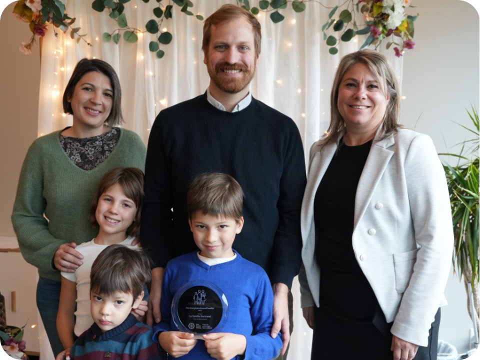 Groupe de personnes souriant.es