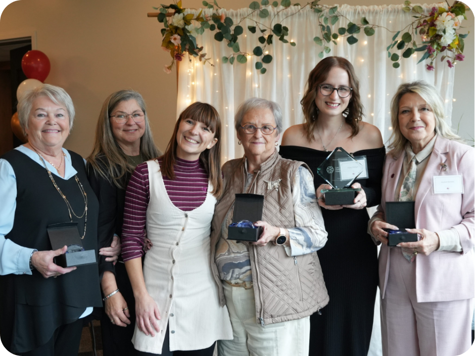 Groupe de personnes qui regardent la caméra