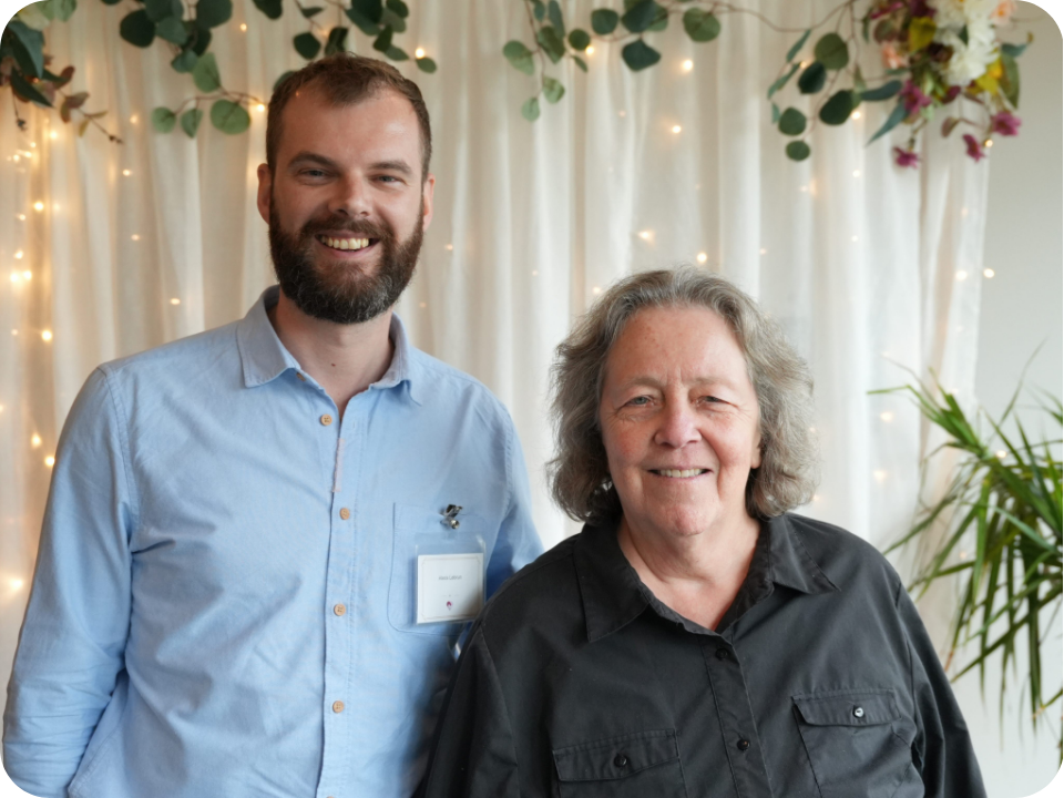 Deux personnes qui regardent la caméra