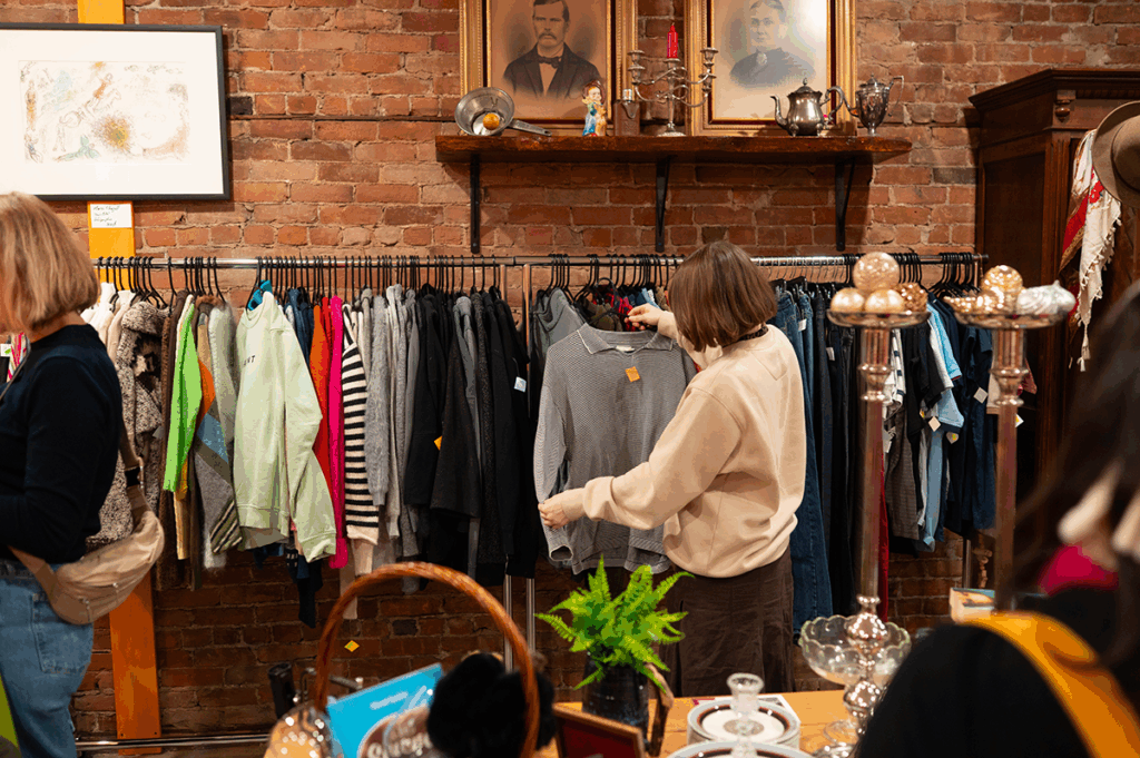 Personnes magasinant à la friperie Les Petits Frères avenue Fairmount