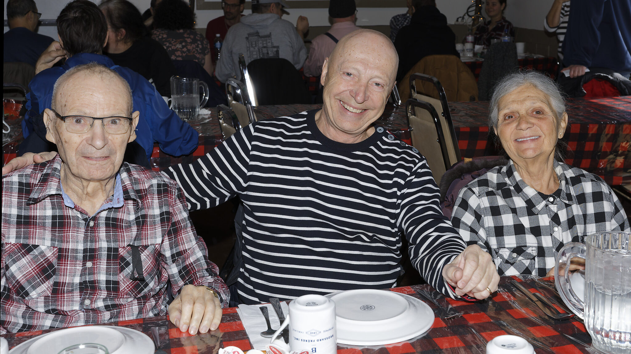 Les Grands Amis et bénévoles du secteur ouest de Laval de célèbrent Pâques ensemble.