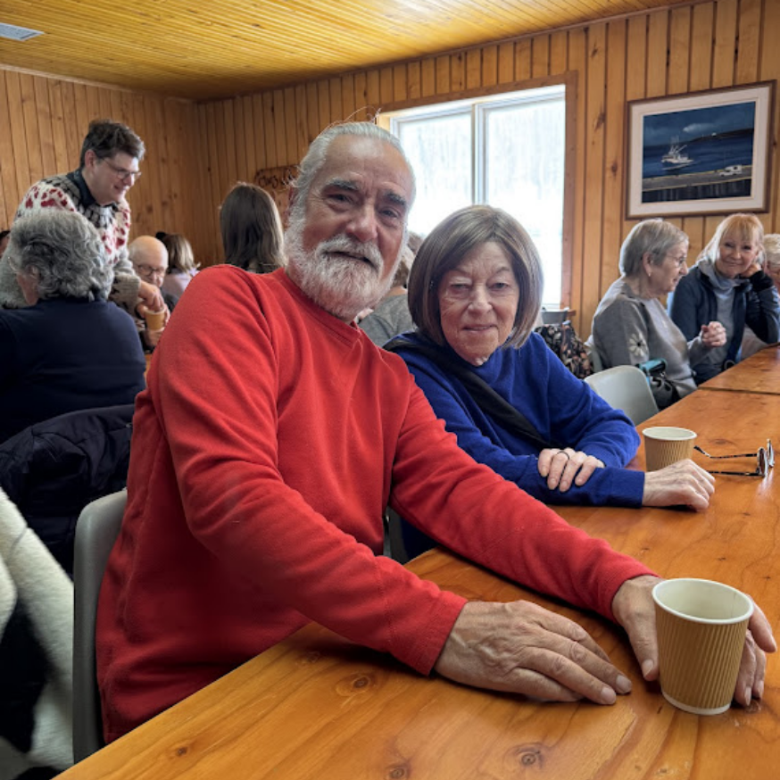 Les Grands Amis et bénévoles de Rimouski célèbrent Pâques ensemble.