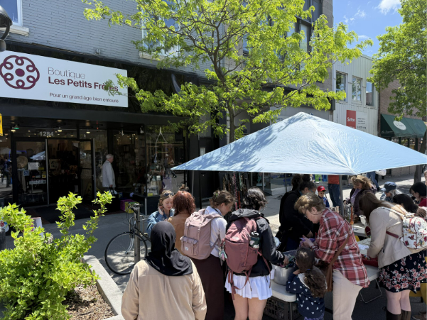 Les Boutiques Les Petits Frères s’animent cet été à Montréal : friperie solidaire, avenue piétonne et consommation responsable.